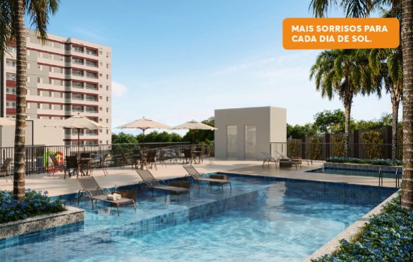 Piscina com espreguiçadeiras e palmeiras